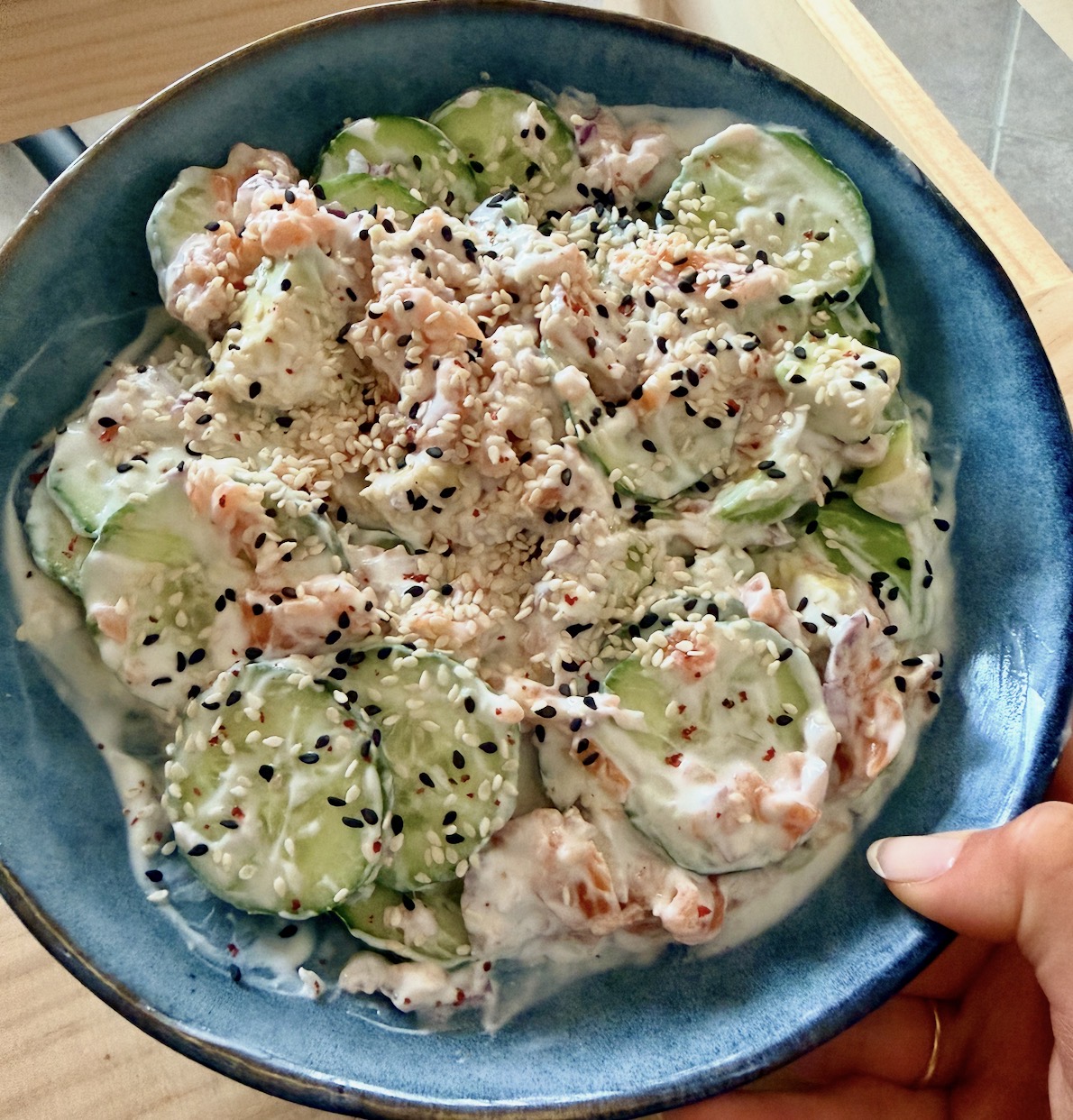Repas express : salade au saumon fumé, concombre & sauce au yaourt grec