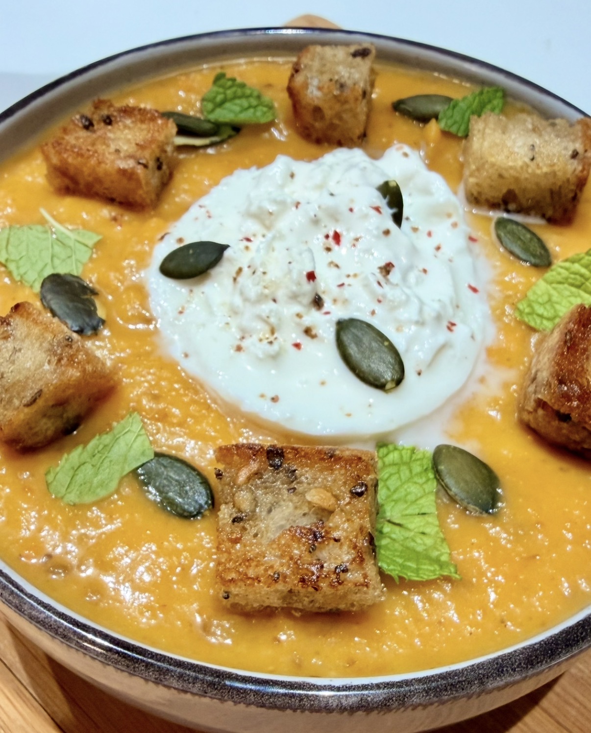 Soupe butternut rôtie, burrata & croûtons dorés 🥣