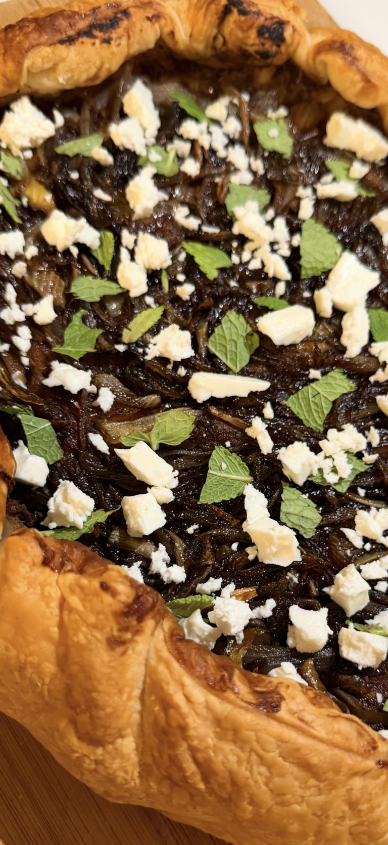 Tarte fine aux oignons caramélisés, feta et menthe fraîche
