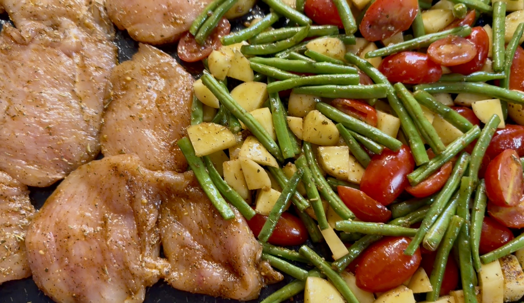 Dîner sans prise de tête : poulet, haricots verts, tomates cerises et pommes de terre rôtis