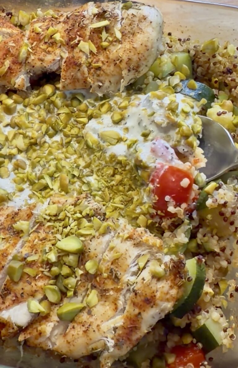 Boulgour au poulet, sauce feta–menthe & pistaches